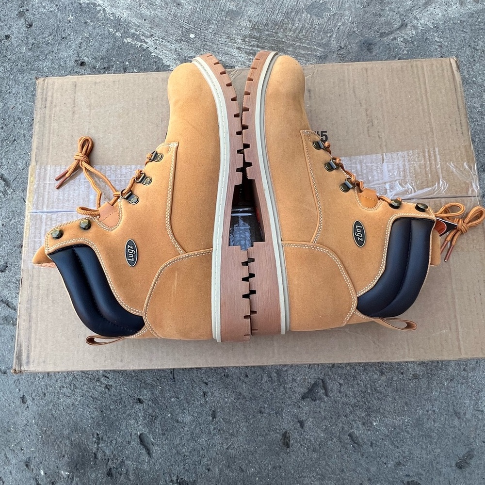 Lugs Men's Tan Work Boots with Black Collar New size 13